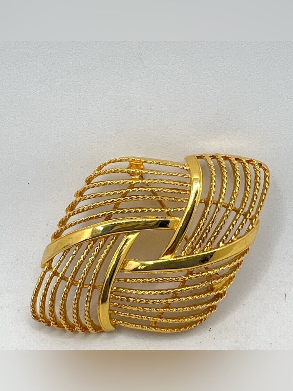Vintage Monet Gold Tone Twisted Rope Basket Weave Diamond Brooch Pin